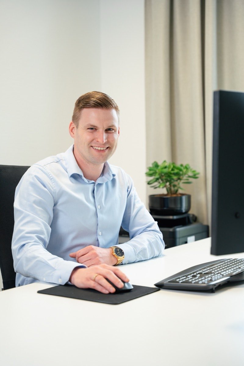 Mitarbeiter Waldemar Metzger sitzt am Computer-Arbeitsplatz im Büro des Seniorenzentrums Lichtenberg